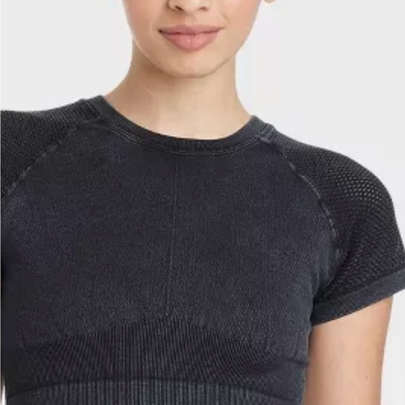 NWT JoyLab Women’s Seamless Crop Short Sleeve Shirt Size XS Flexible Knit Black - Picture 4 of 13